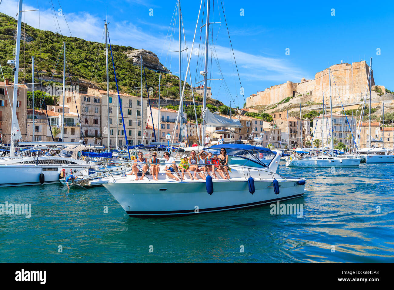 Porto di Bonifacio, Corsica - giu 25, 2015: yacht barca con i turisti in barca a vela nel porto di Bonifacio con citadel edificio in bac Foto Stock