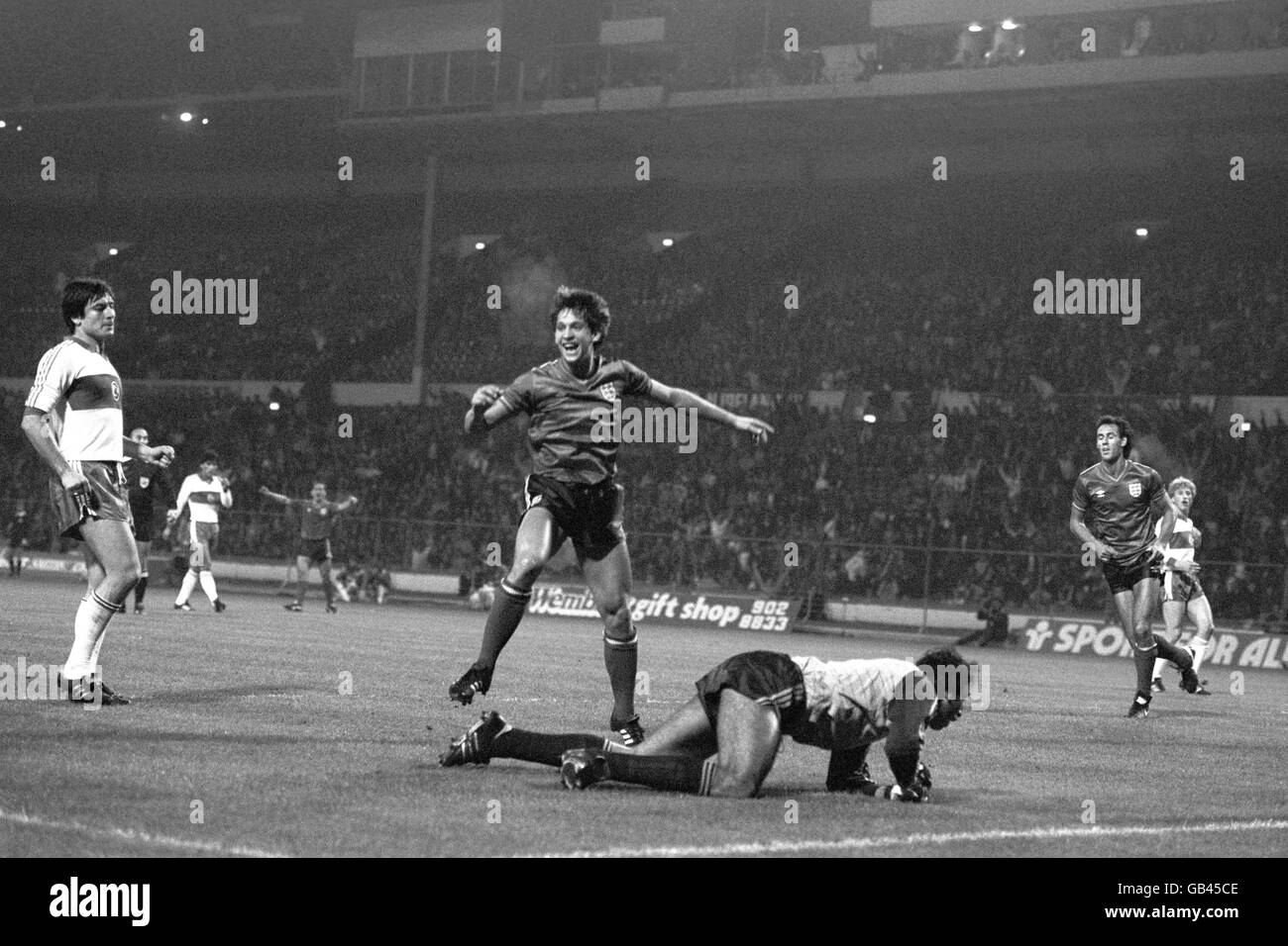 L'eroe inglese Gary Lineker, trick di cappelli, ha un'atmosfera celebrativa, mentre Yasar, portiere della Turchia, è rimasto a terra. Foto Stock