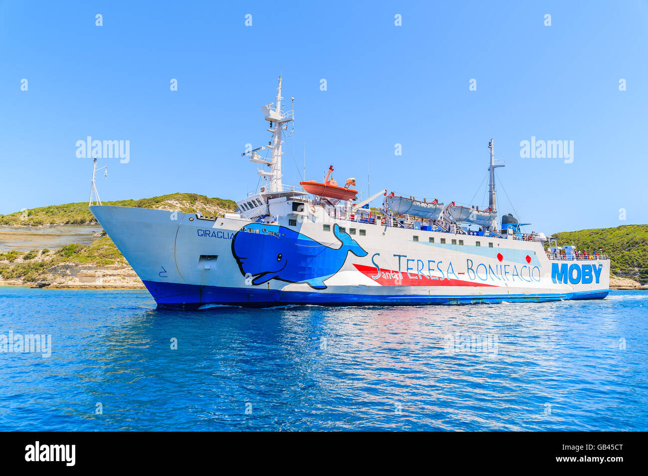 La CORSICA, Francia - giu 25, 2015: traghetto in partenza Bonifacio porta per la sua crociera quotidiana a Santa Teresa - Porta su neighb Foto Stock
