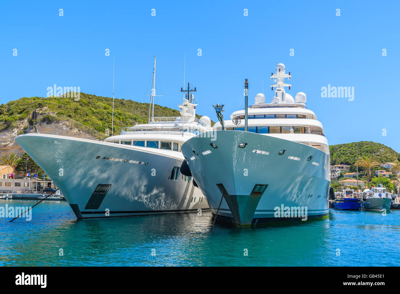 Porto di Bonifacio, Corsica - giu 25, 2015: due grandi yacht barche di ancoraggio nel porto di Bonifacio. Città attrae molti ricchi e Foto Stock