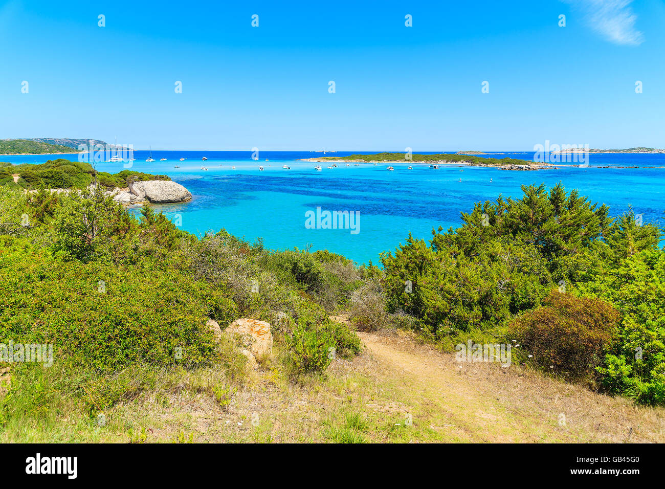 Percorso lungo il litorale con acqua del mare turchese vicino alla grande spiaggia di Sperone, Corsica, Francia Foto Stock