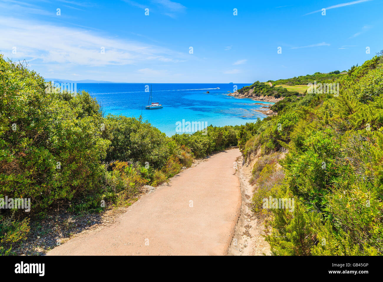 Percorso alla grande spiaggia di Sperone su soleggiate giornate estive, Corsica, Francia Foto Stock