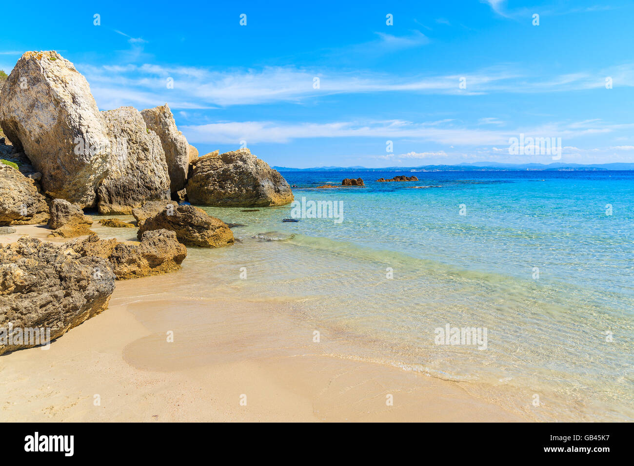 Rocce idilliaco sulla grande spiaggia di Sperone con crystal clear azzurro mare acqua, Corsica, Francia Foto Stock