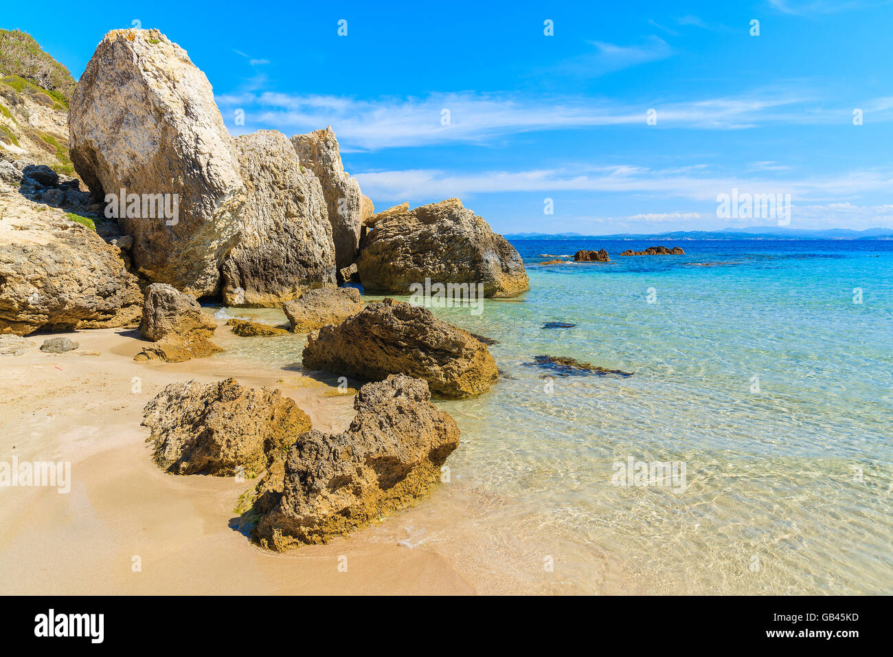 Rocce idilliaco sulla grande spiaggia di Sperone con crystal clear azzurro mare acqua, Corsica, Francia Foto Stock