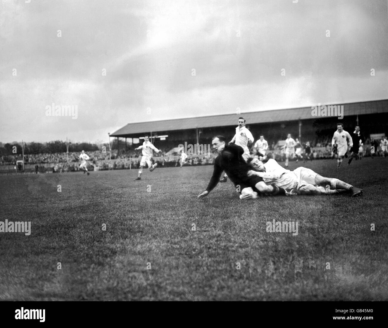 Rugby Union - Tour Match - Southern Counties / Nuova Zelanda. Il WPC Davies delle contee meridionali (r) affronta Ron Jarden della Nuova Zelanda (l) Foto Stock