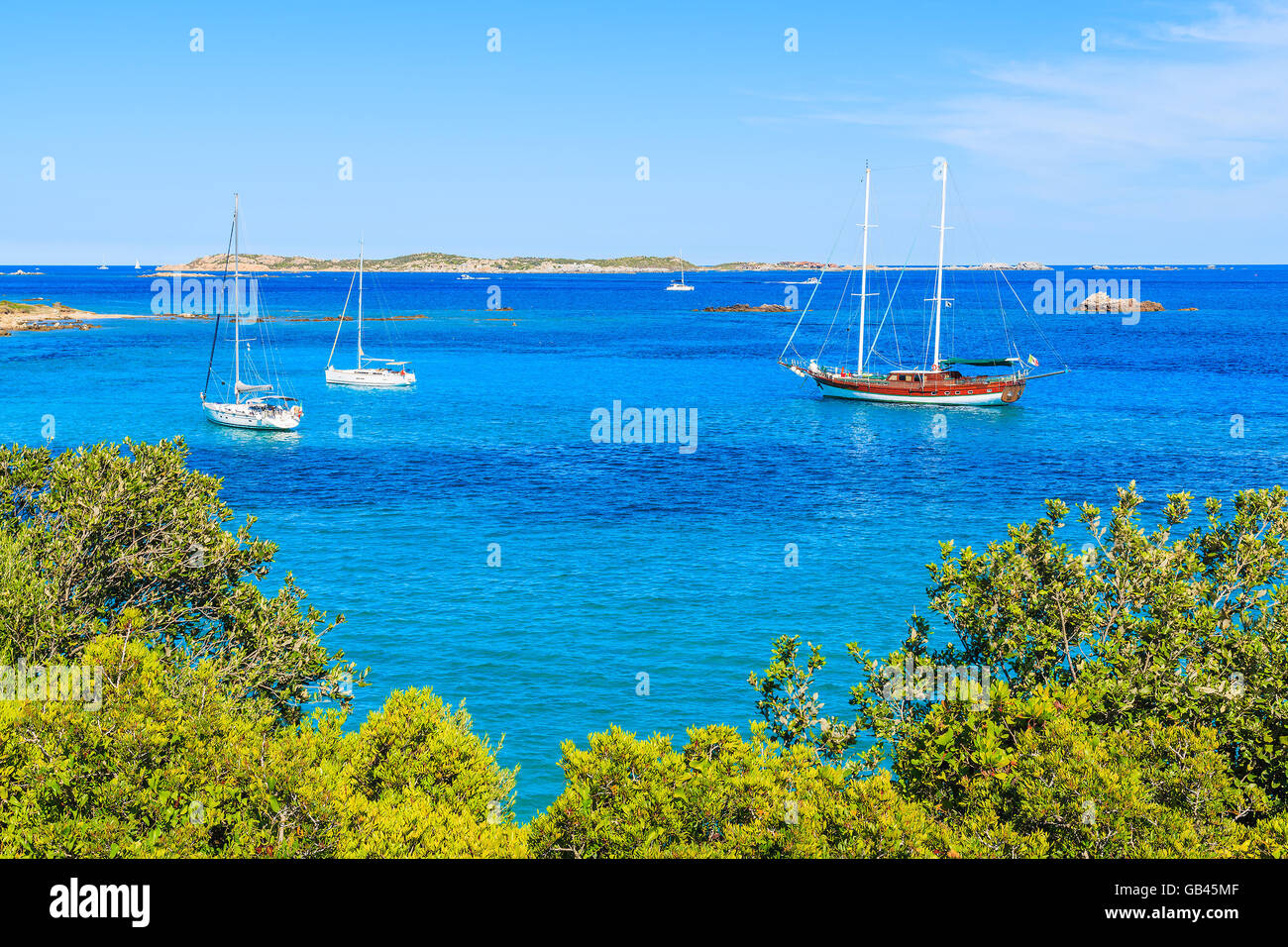 Barche a vela su un mare azzurro, Corsica, Francia Foto Stock