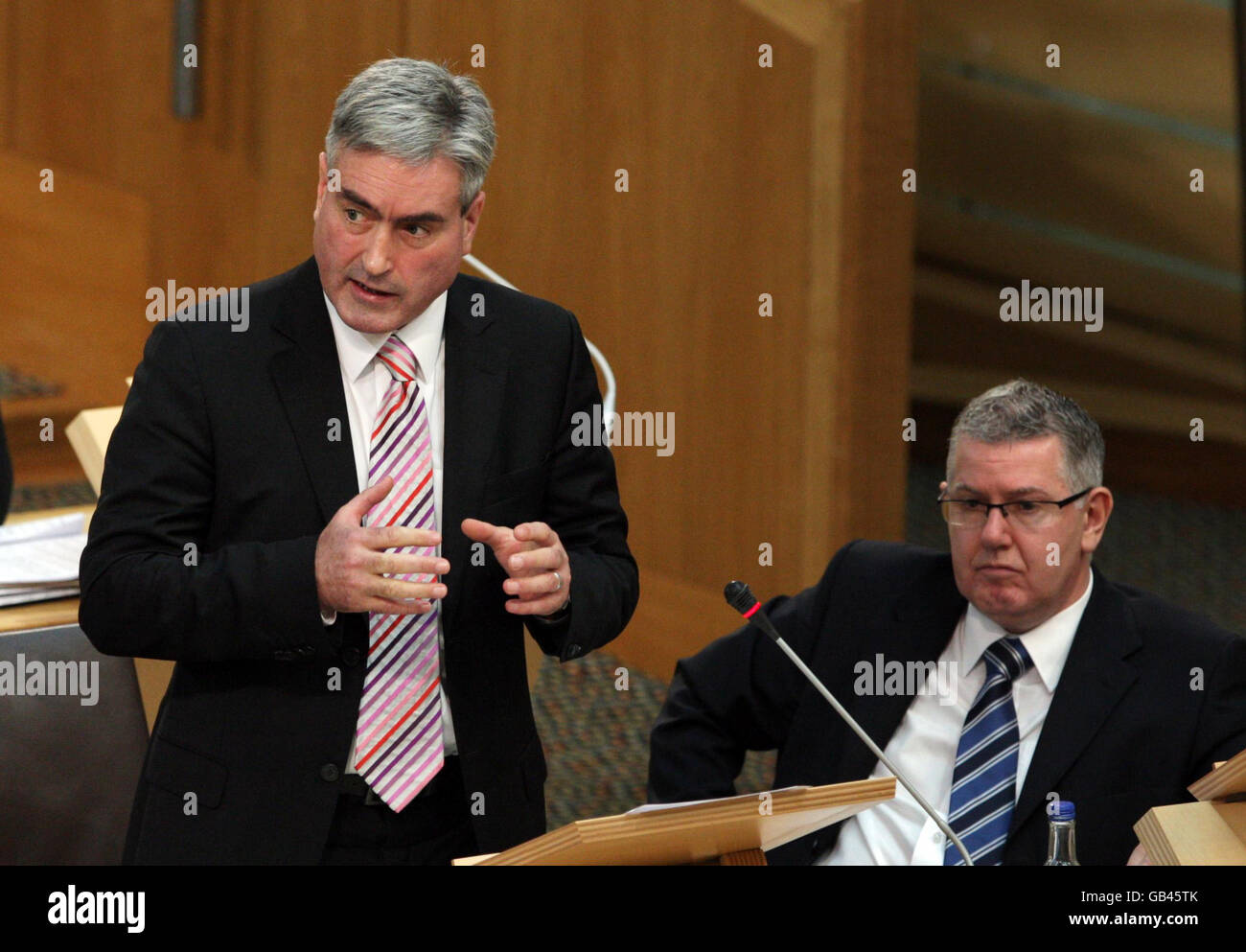 Il leader del lavoro Iain Grey (a sinistra) e Andy Kerr MSP durante il tempo delle interrogazioni al parlamento scozzese di Edimburgo. Foto Stock