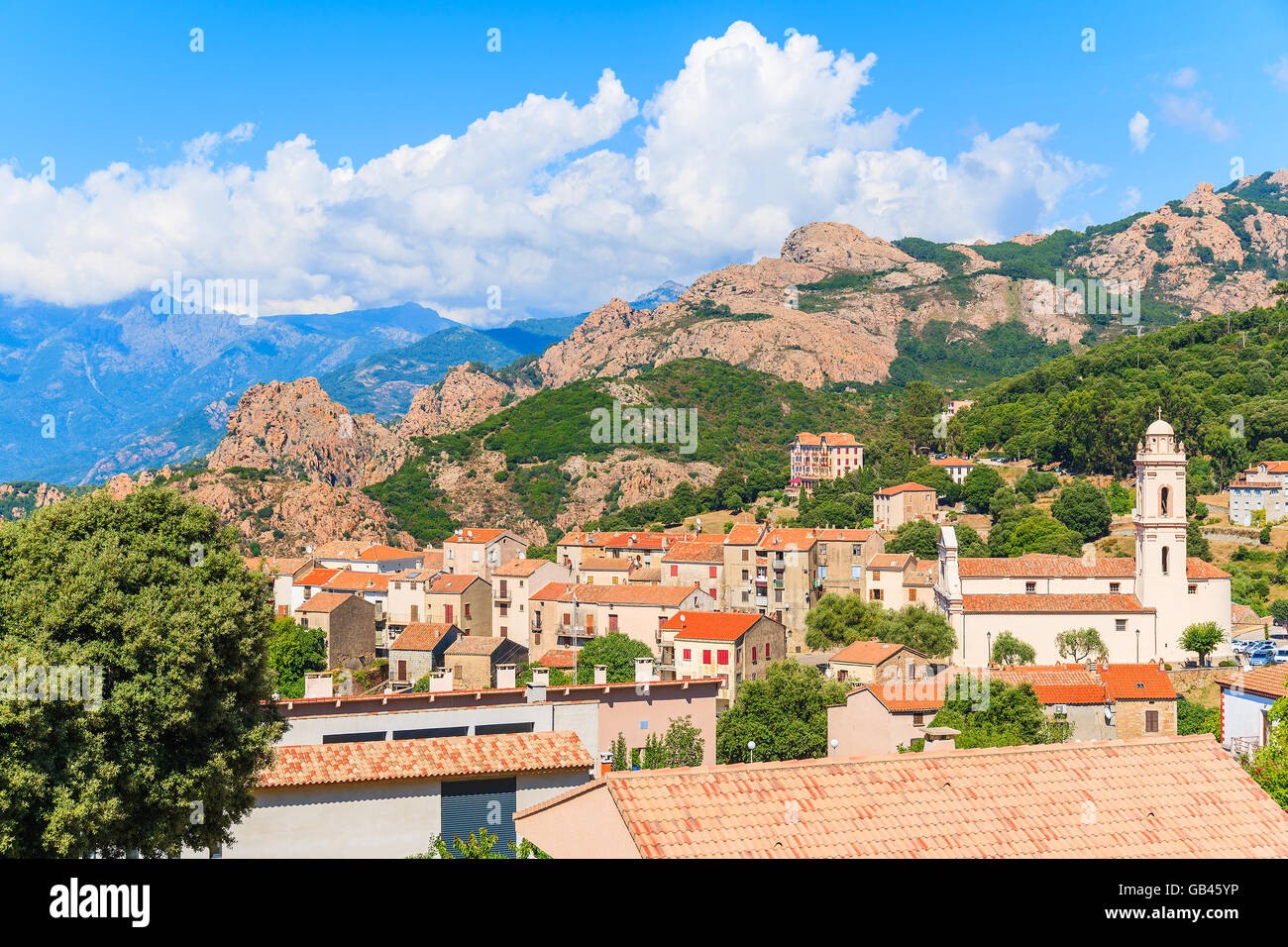 Vista del villaggio di Piana con il campanile di una chiesa nel paesaggio di montagna occidentale della Corsica, Francia Foto Stock