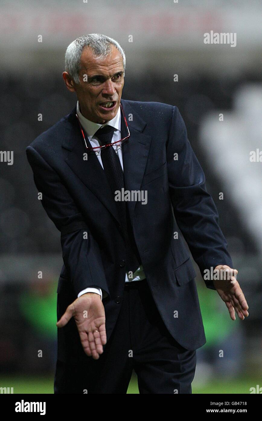 Calcio - Internazionale amichevole - Galles / Georgia - Liberty Stadium. Il manager della Georgia Hector Cuper si attiva sulla linea di contatto Foto Stock