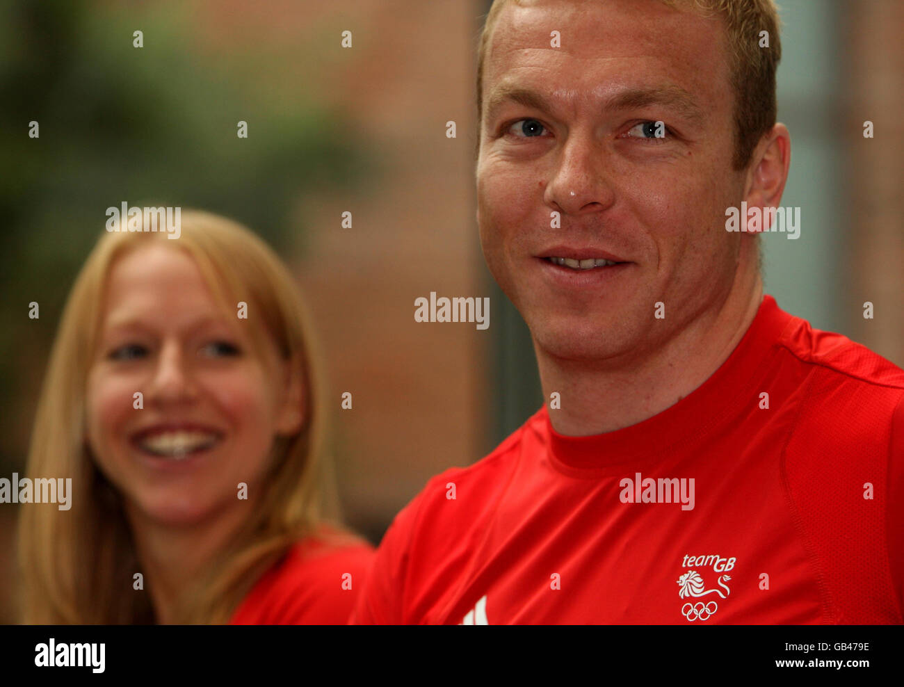 Il ciclista Chris Hoy della medaglia d'oro della Gran Bretagna e il giocatore di badminton Gail EMM (a sinistra) Guardate una dimostrazione in un noodle bar ad una colazione media del Team B&Q a Pechino, Cina. Foto Stock