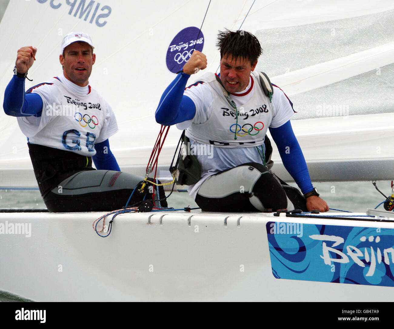 Il duo britannico di Iain Percy (a sinistra) e Andrew Simpson festeggia dopo aver vinto una medaglia d'oro nella classe Star al Centro velico dei Giochi Olimpici di Pechino 2008 a Qingdao, Cina. Foto Stock