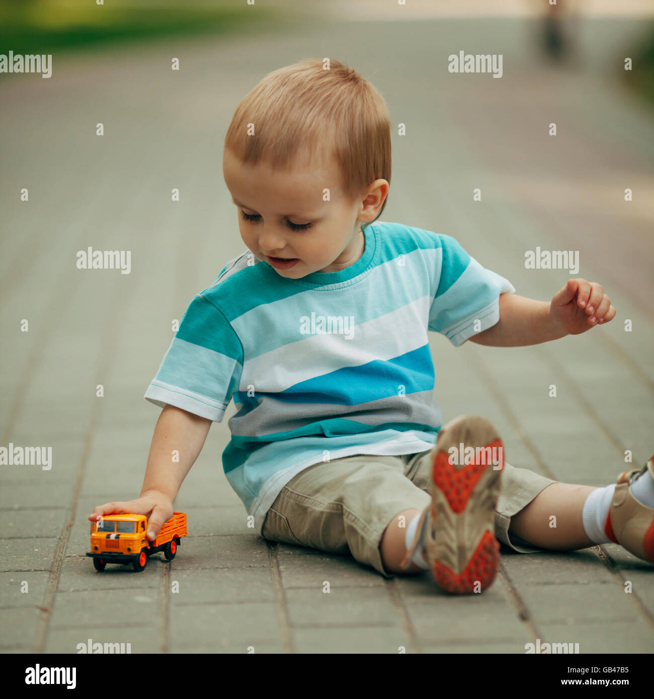 Little Boy giocando con il giocattolo auto Foto Stock