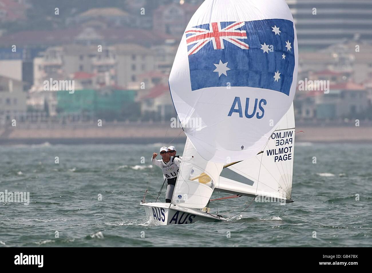 Malcolm Page e Nathan Wilmot, australiani, gareggiano nella loro gara finale di classe della classe maschile 470 durante il Centro di vela dei Giochi Olimpici di Pechino 2008 a Qingdao, Cina. Foto Stock