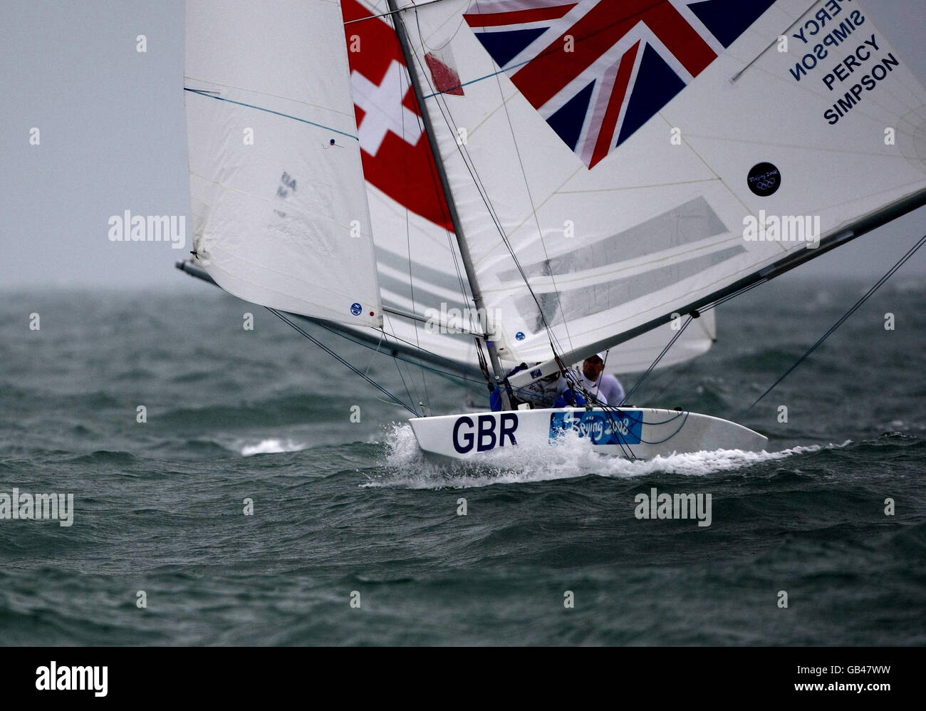 Il duo britannico di Iain Percy e Andrew Simpson si approdano a vincere una medaglia d'oro nella classe Star al Centro velico dei Giochi Olimpici di Pechino 2008 a Qingdao, Cina. Foto Stock