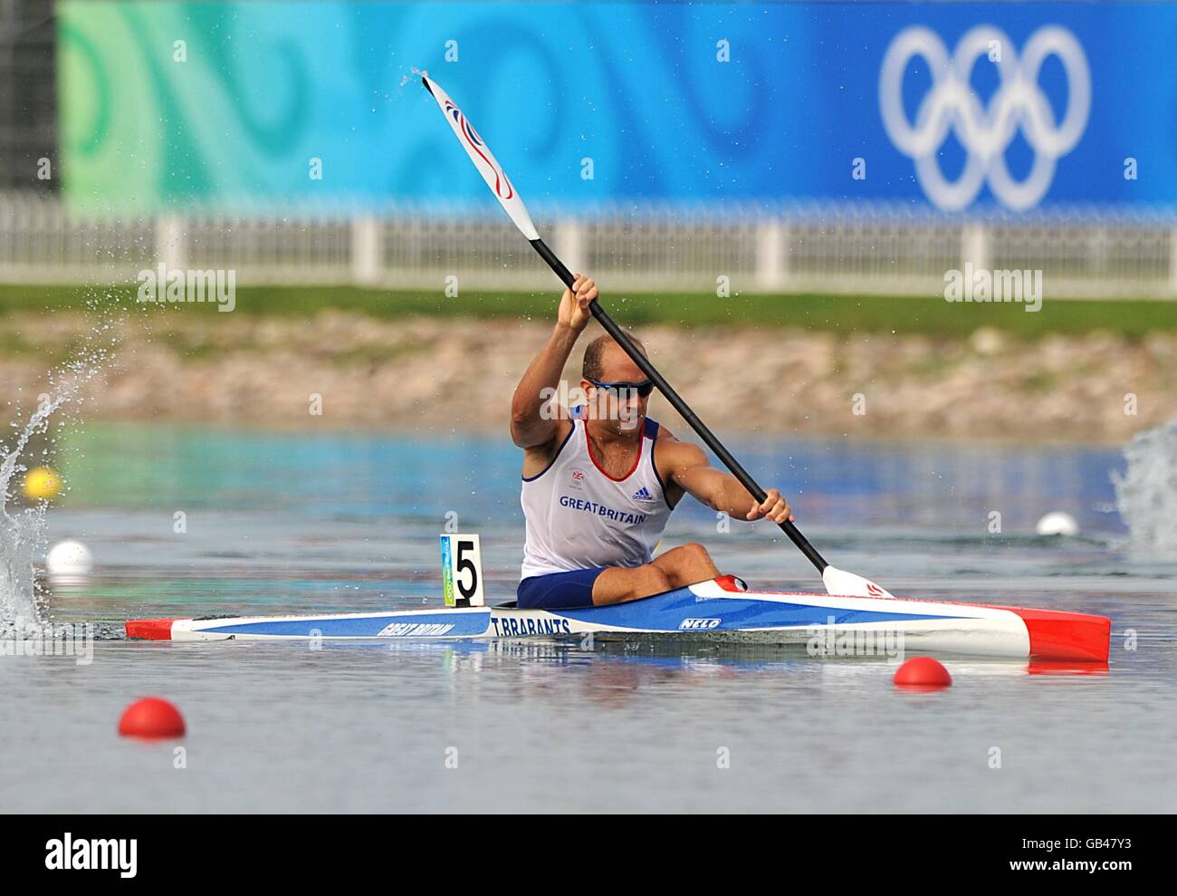 Il Gran Bretagna Tim Brabants in azione nel Kayak Single maschile (K1) 1000m si riscalda al Shunyi Olympic Rowing and Caonoismo Park il giorno 10 dei Giochi Olimpici 2008 a Pechino. Foto Stock