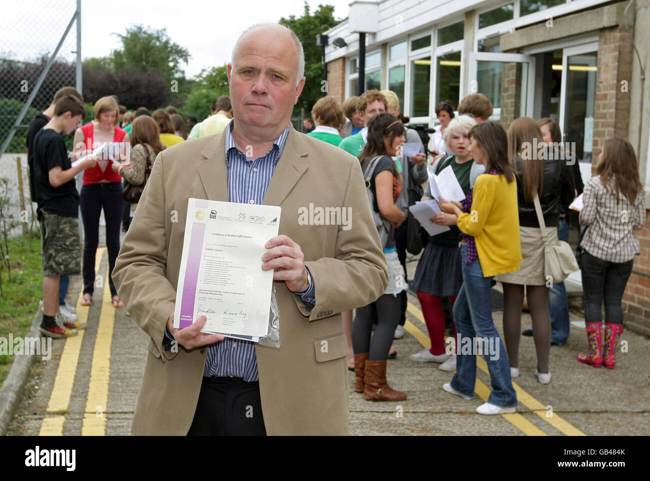 Barry Mizen, il padre del teenager assassinato Jimmy Mizen, raccoglie i segni del suo ultimo figlio dalla St Thomas More Roman Catholic Comprehensive School, Eltham, a sud-ovest di Londra. Foto Stock