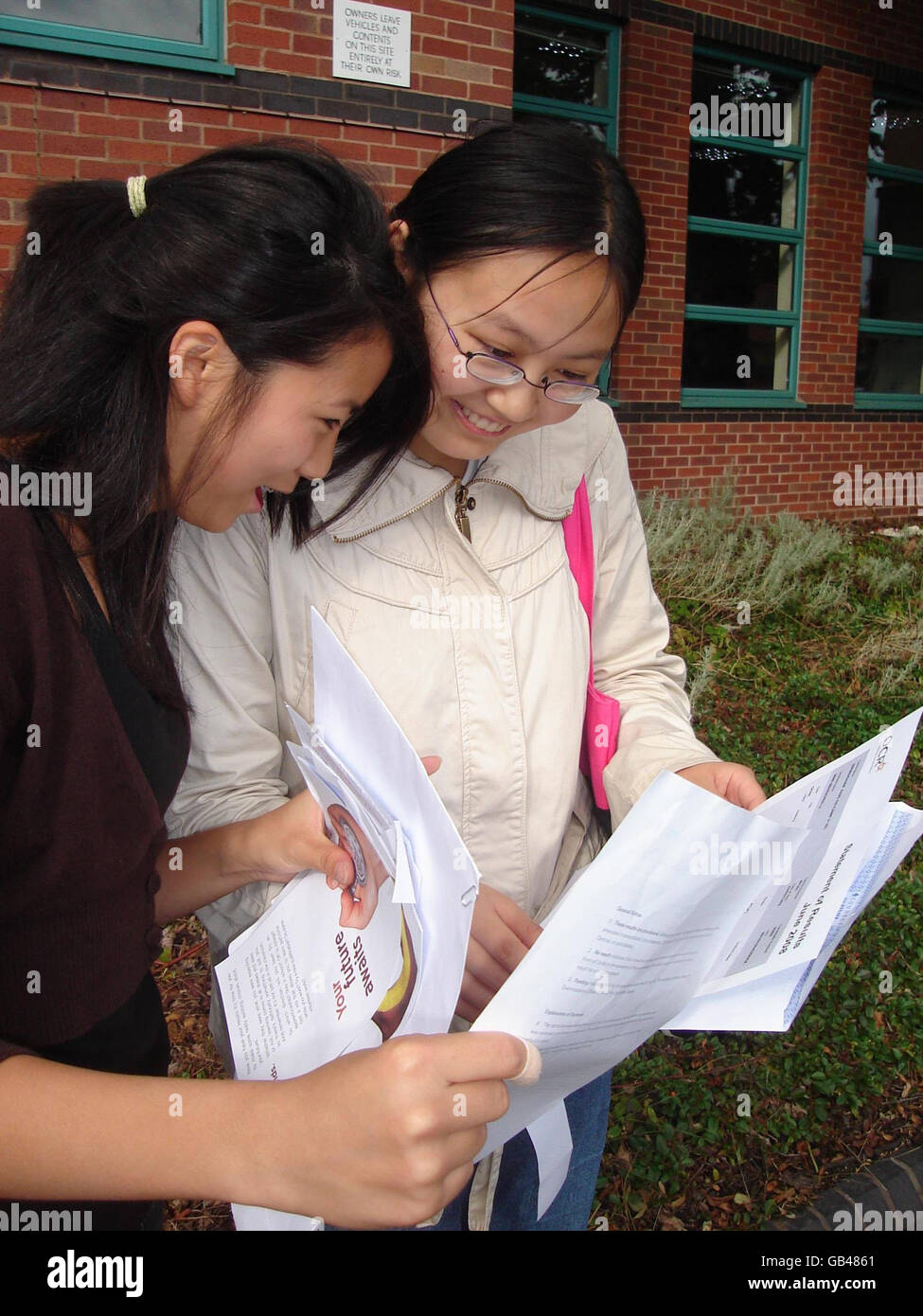 Helen Xia (a sinistra), 16, e Mimi li aprono i loro risultati GCSE alla King Edward VI Camp Hill School for Girls, Birmingham. Foto Stock