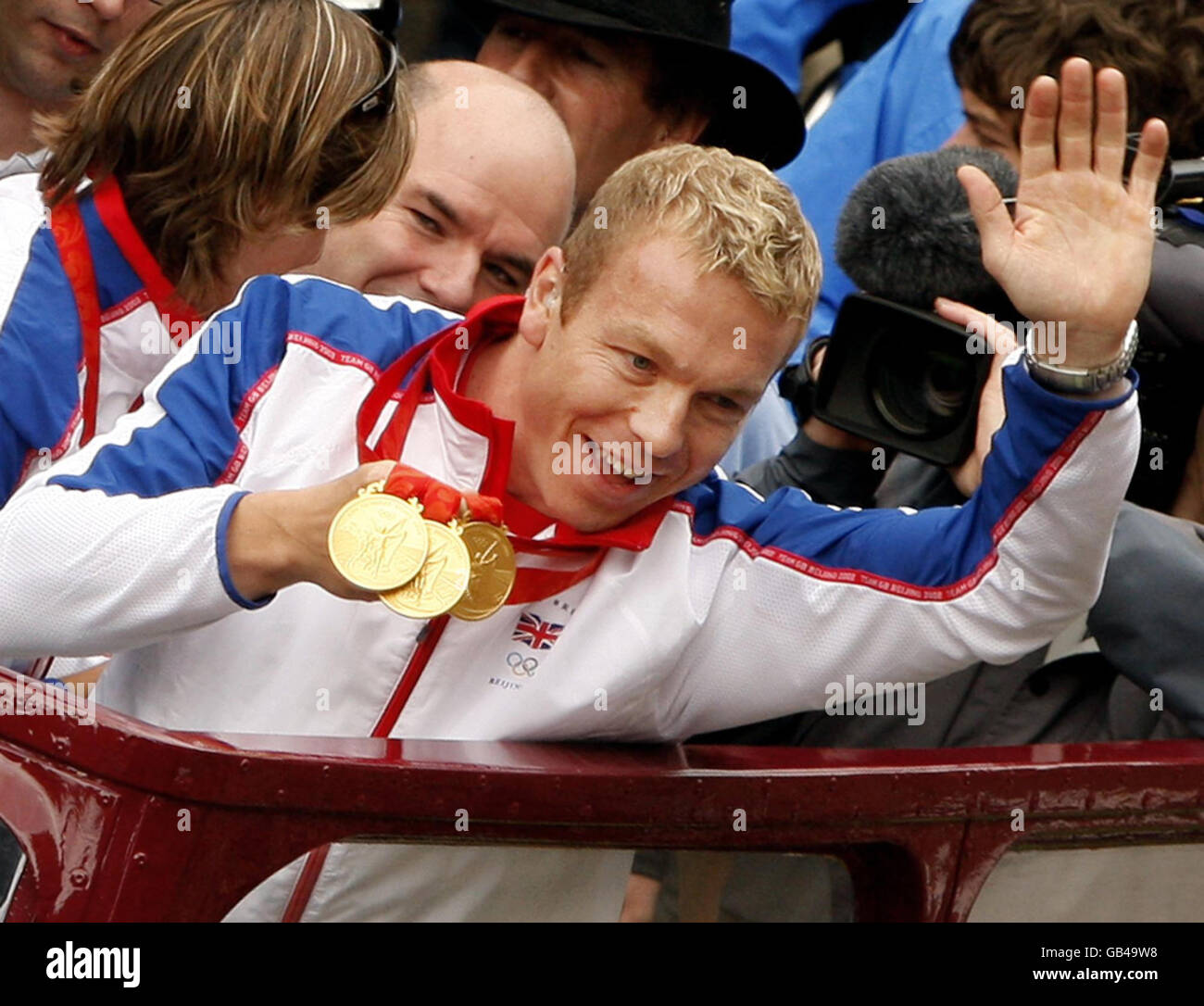 Olimpiadi - Parata dei Medalisti scozzesi - Edimburgo. Il vincitore della medaglia d'oro Triplo Olympic Chris Hoy festeggia il suo successo durante una sfilata a Edimburgo. Foto Stock