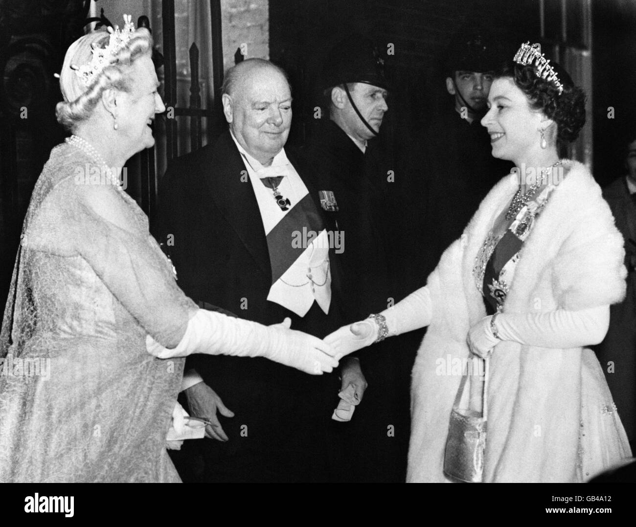La regina Elisabetta II viene accolta da Lady Churchill e Sir Winston Churchill, quando arriva per una cena al n° 10 Downing Street. Foto Stock