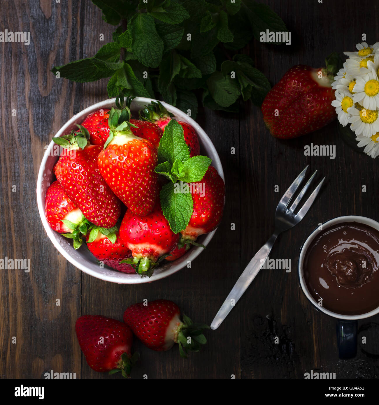 Ciotola con Fragola, still life fotografia scuro Foto Stock