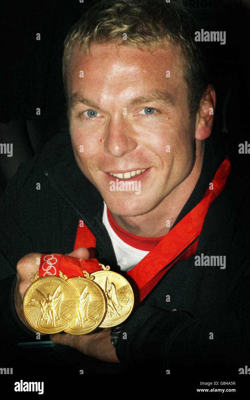 Il ciclista vincitore della medaglia d'oro Chris Hoy durante un'apparizione pubblica al grande magazzino Jenners di Edimburgo. Foto Stock