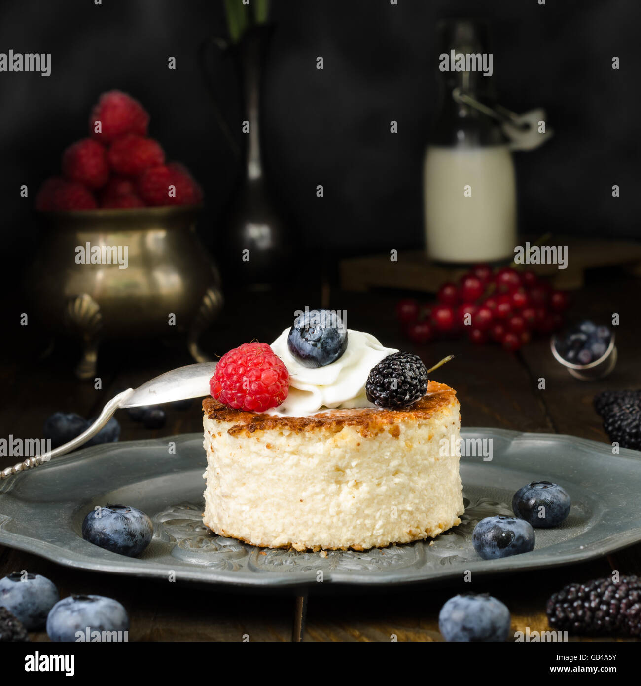 Ukrainian cheesecake con frutti di bosco e crema, still life Foto Stock