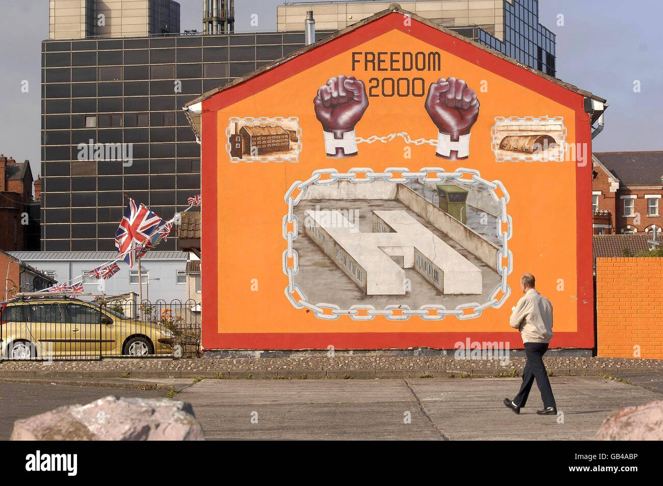 Murales politici sulla bassa Shankill Estate, Belfast, alcuni dei quali sono già stati dipinti, altri con simboli paramilitari saranno dipinti nei prossimi giorni. Foto Stock