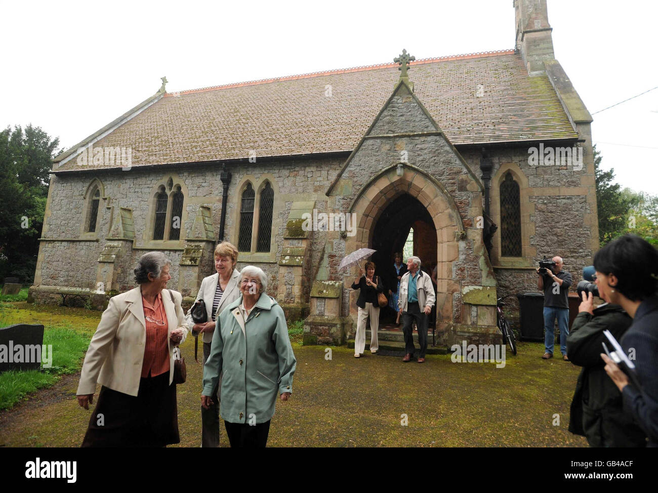 I parrocchiani lasciano la Chiesa dopo aver partecipato ad un servizio per la famiglia Foster a St John's a Maesbrook, Shropshire. Christopher e Jill Foster e la loro figlia Kirstie sono scomparsi dopo che la loro casa nello Shropshire è stata distrutta da un incendio. Foto Stock