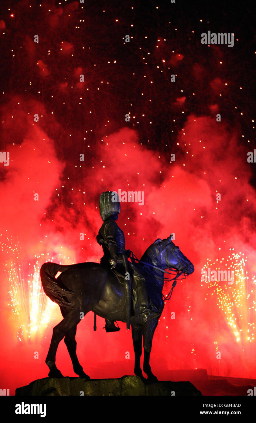 Edimburgo celebra la fine del Festival Internazionale di Edimburgo con concerti di fuochi d'artificio eseguiti dal vivo dalla Scottish Chamber Orchestra, con una coreografia di fuochi d'artificio sullo sfondo del Castello di Edimburgo. Foto Stock