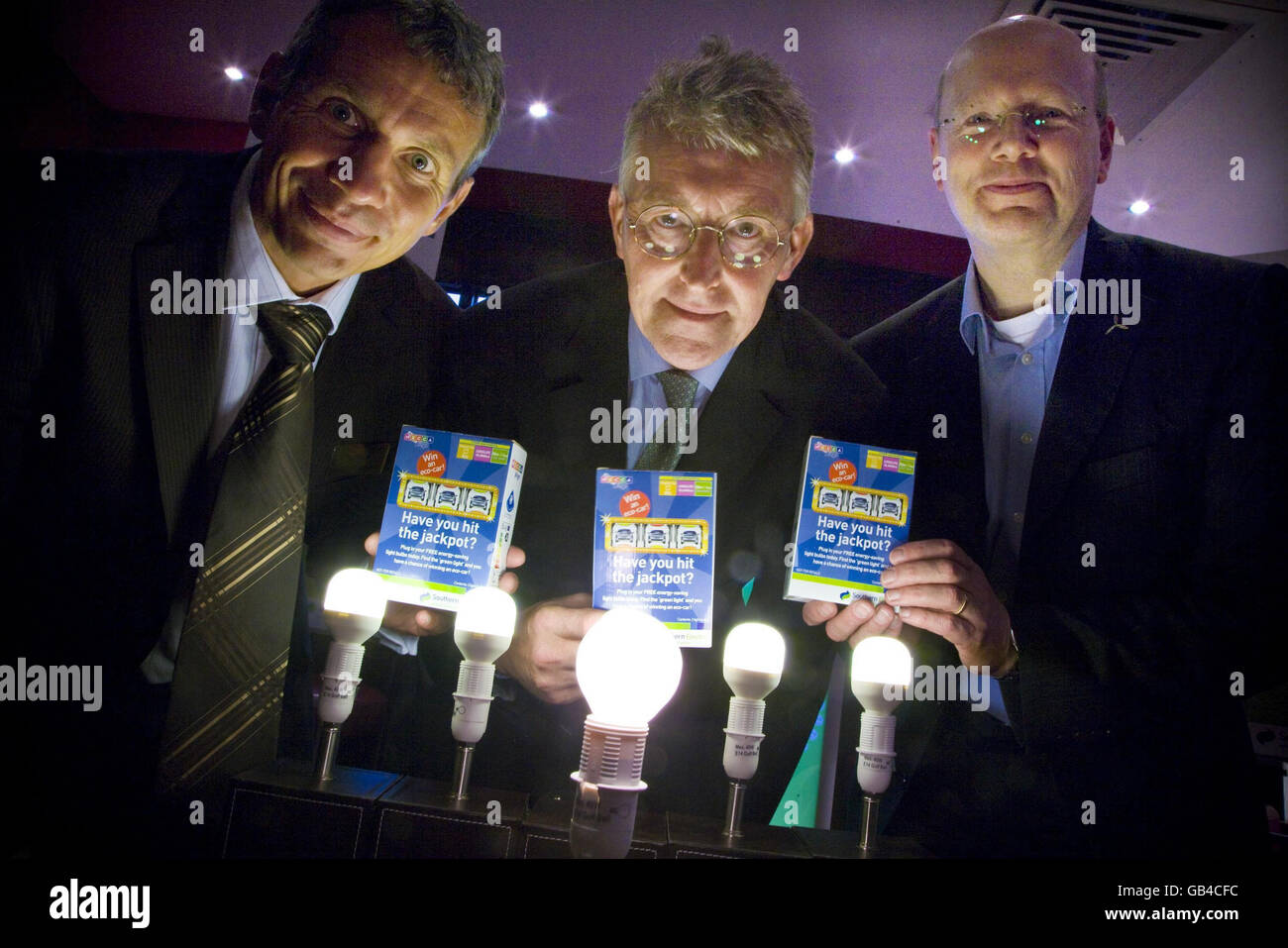 Hilary Benn (centro), Segretario di Stato per la DEFRA, Simon Wykes (a sinistra), amministratore delegato della Mecca Bingo e Keith McClean della Scozia e del Southern Power con un'esposizione di lampadine a basso consumo alla Mecca Bingo di Leeds, Con un display di lampadine a basso consumo al Mecca Bingo di Leeds. Foto Stock