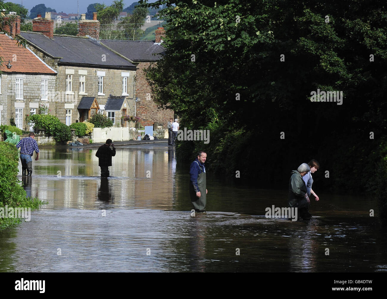 Una vista generale di Sinnington, North Yorkshire, dove gli abitanti del villaggio trovano la strada principale attraverso il loro villaggio sotto acque profonde alluvioni oggi a seguito di precipitazioni torrenziali. Foto Stock