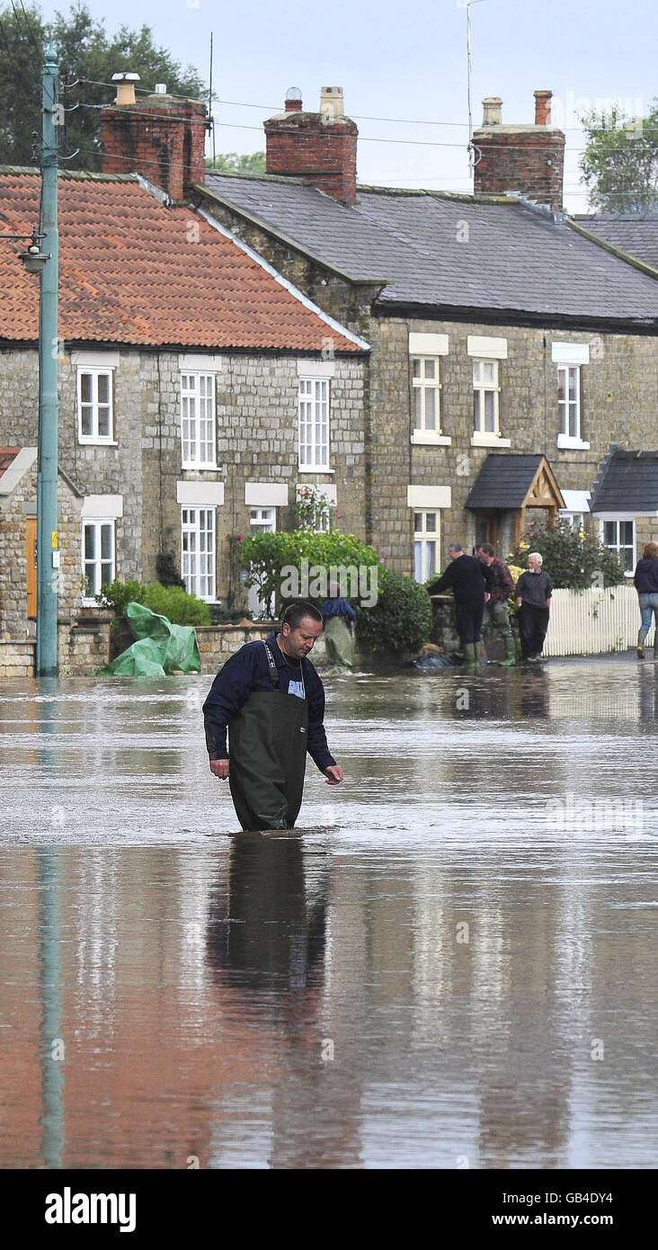 Una vista generale di Sinnington, North Yorkshire, dove gli abitanti del villaggio trovano la strada principale attraverso il loro villaggio sotto acque profonde alluvioni oggi a seguito di precipitazioni torrenziali. Foto Stock