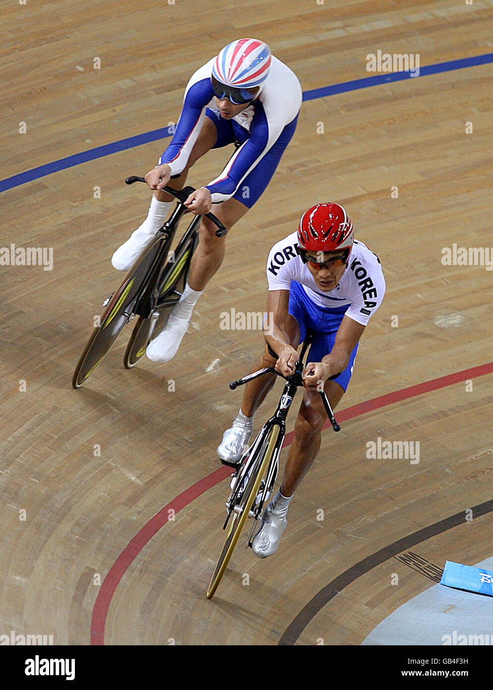 Darren Kenny (dietro) della Gran Bretagna cattura Jin Yong-Sik della Corea sulla sua strada per vincere la Pursuit individuale degli uomini nel Velodromo di Laoshan durante i Giochi Paralimpici di Pechino del 2008, Cina. Foto Stock