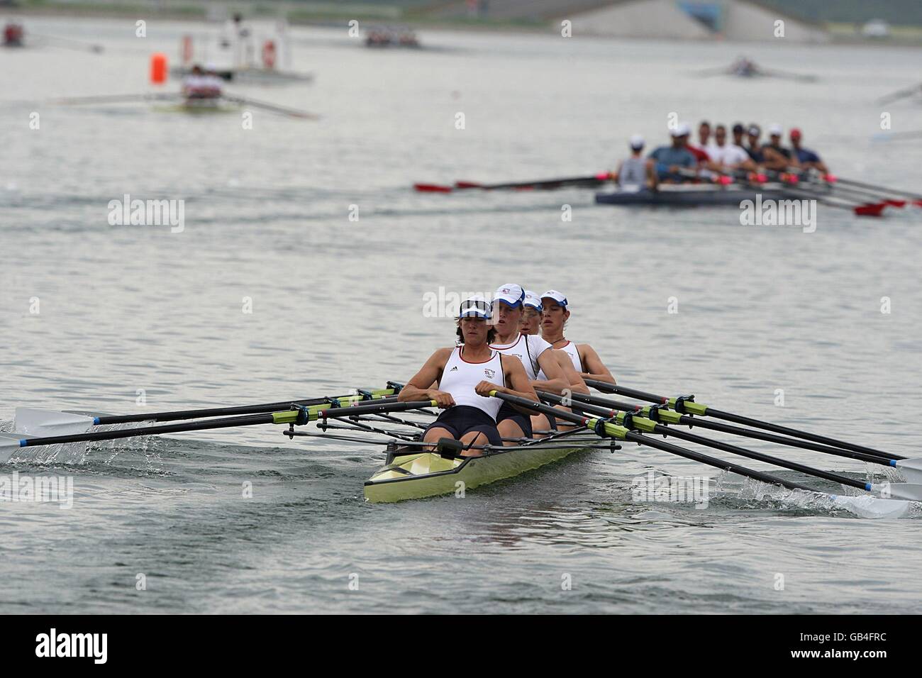 La squadra di canottaggio di Sculling quadrupla delle donne della Gran Bretagna (sinistra-destra) Katherine Grainger, Frances Houghton, Debbie Flood e Annie Vernon durante una sessione di allenamento al Parco Olimpico di canottaggio di Shunyi, Pechino. Foto Stock