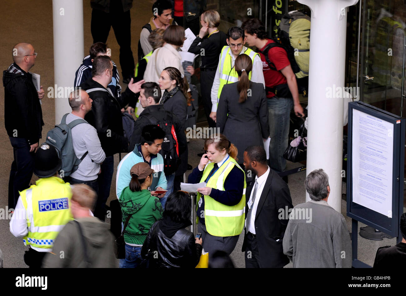 I passeggeri sono in attesa di informazioni e cercano di organizzare un trasporto alternativo alla stazione internazionale di St Pancras a Londra, dopo che un incendio sul tunnel del canale ha causato ieri la cancellazione dei servizi Eurostar. Foto Stock