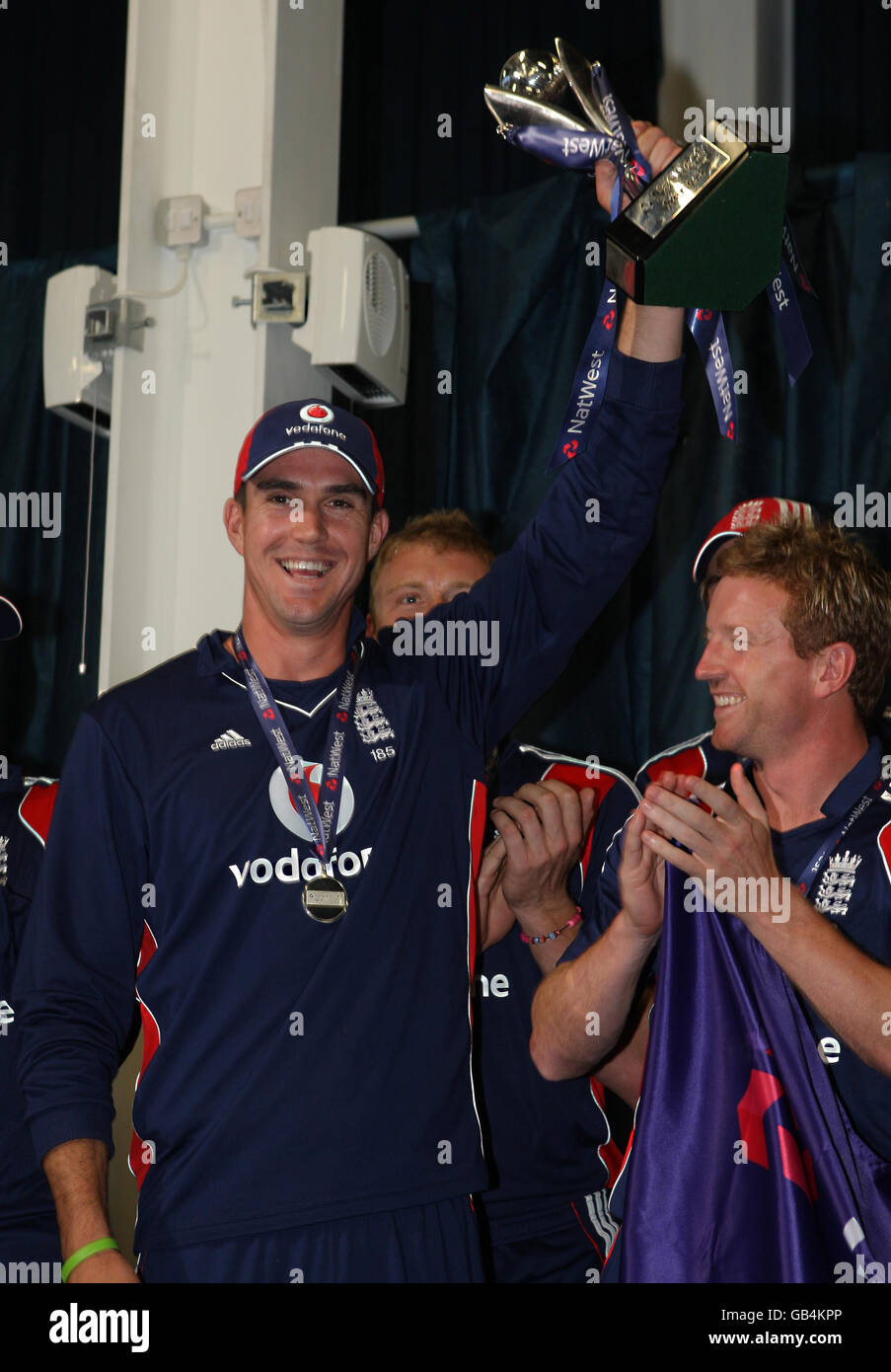 Il capitano inglese Kevin Pietersen festeggia con il NatWest Trophy dopo aver battuto il Sudafrica nella serie 4-0, durante il quinto giorno internazionale allo stadio SWALEC di Cardiff. Foto Stock