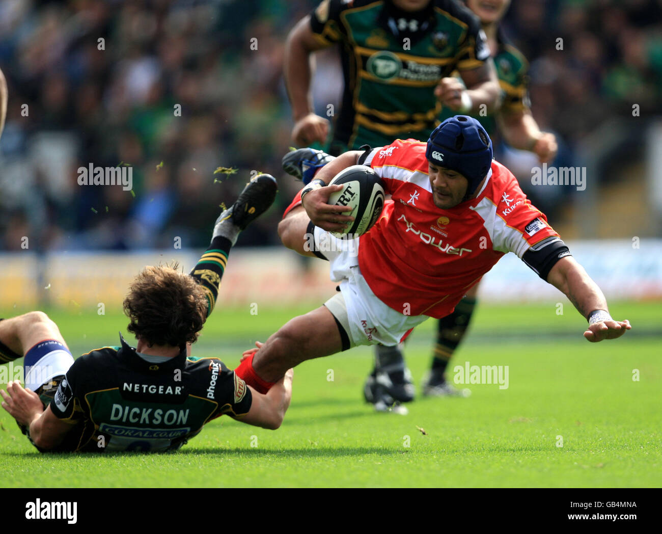 Northampton Saint's Lee Dickson riesce a rovesciare Sam Tuitupou di Worcester Foto Stock