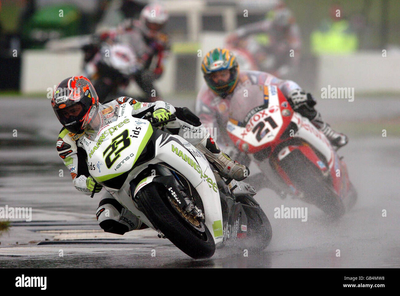 Il giapponese Ryuichi Kiyonari prende gli Esses seguiti dal australiano Troy Bayliss durante la gara due delle SBK World Superbikes a Donington Park, Castle Donington, Derbyshire. Foto Stock