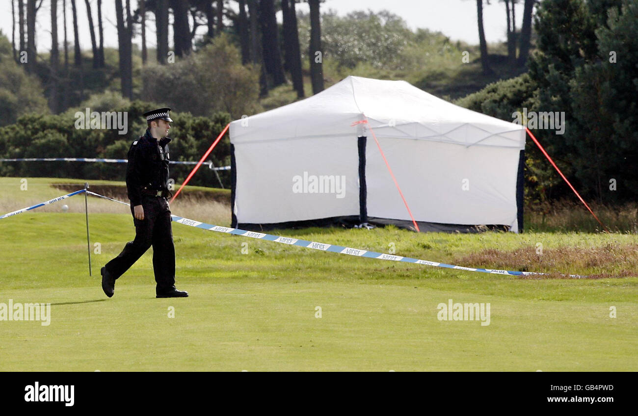 Attività di polizia nei pressi del campo da golf Buddon, ad Angus, dove un corpo bruciato è stato scoperto intorno alle 6:40, ha detto la polizia di Tayside. Foto Stock