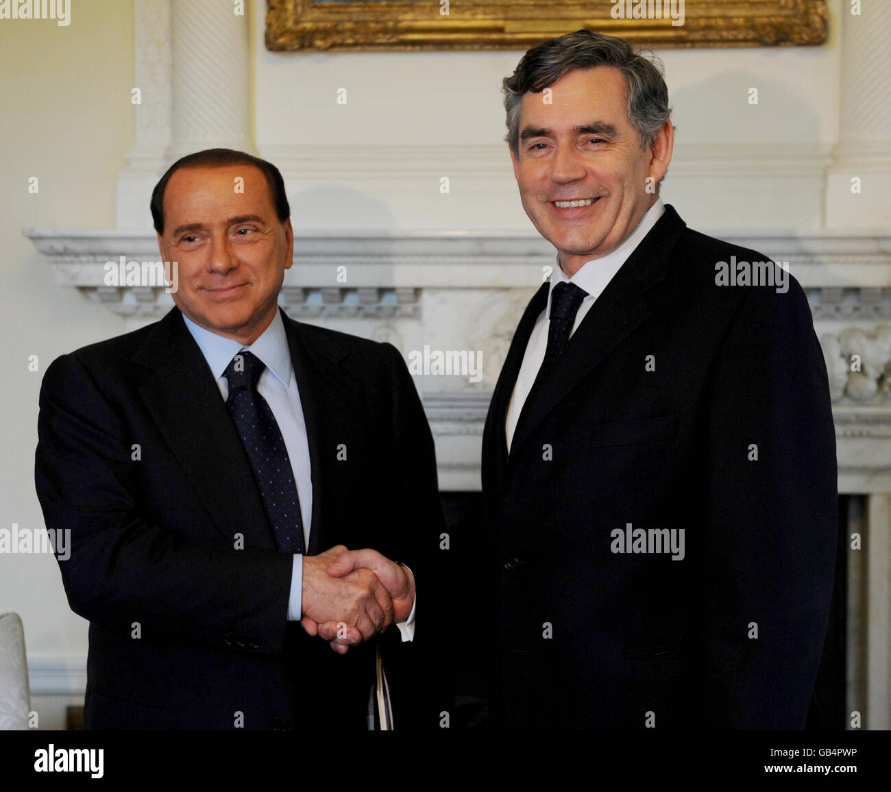 Il primo ministro britannico Gordon Brown saluta il primo ministro italiano Silvio Berlusconi durante un incontro all'interno del numero 10, Downing Street, Londra. Foto Stock