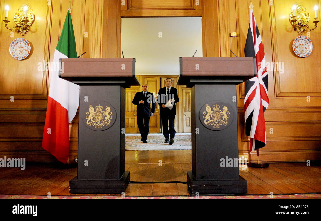 Il primo Ministro Gordon Brown tiene una conferenza stampa con il primo Ministro italiano Silvio Berlusconi al numero 10, Downing Street, Londra. Foto Stock