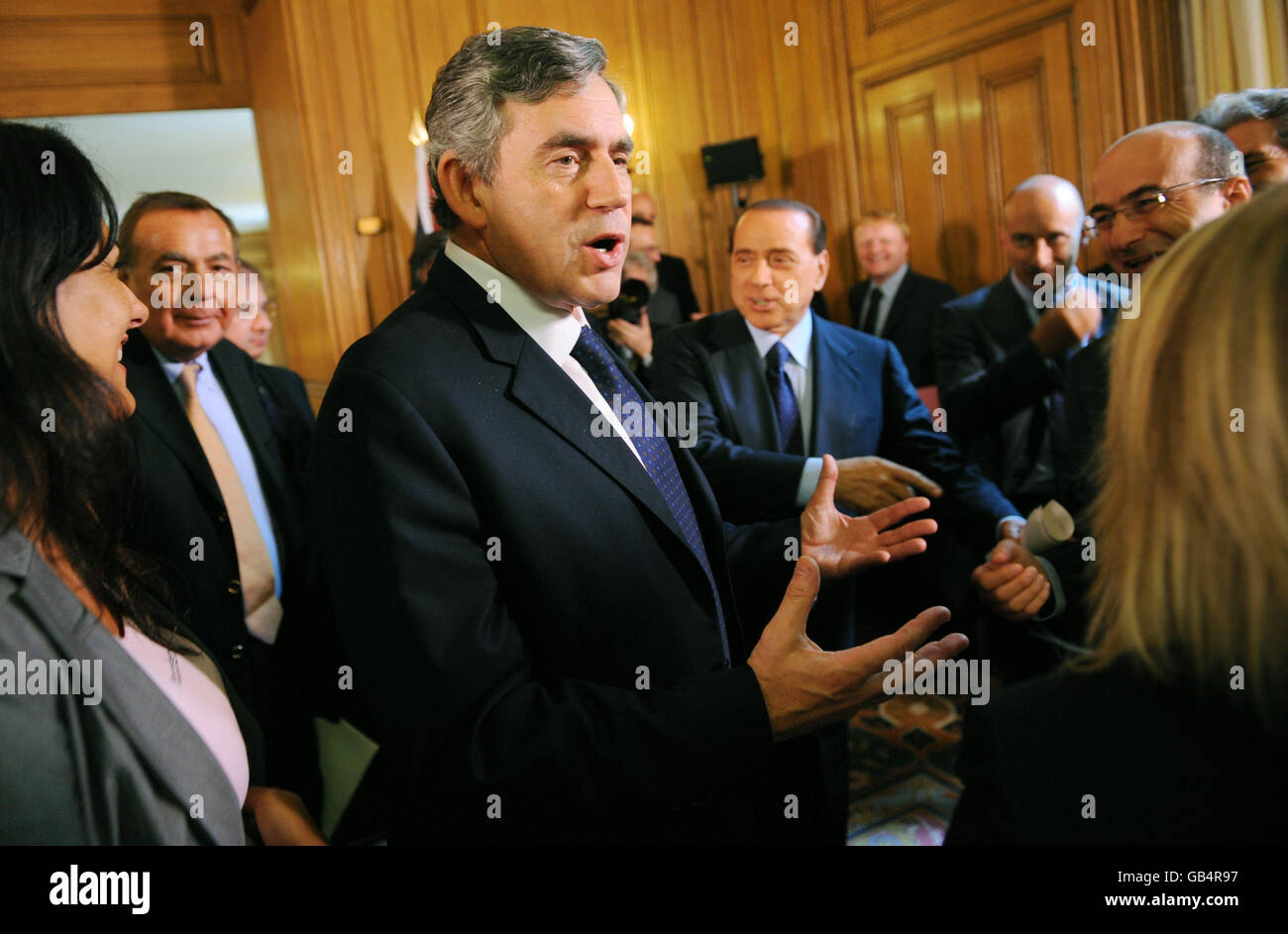 Il primo Ministro Gordon Brown incontra i giornalisti italiani dopo aver tenuto una conferenza stampa con il primo Ministro italiano Silvio Berlusconi al numero 10, Downing Street, Londra. Foto Stock