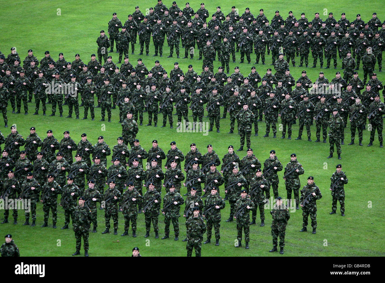 I membri del 98° Battaglione di fanteria delle forze di difesa irlandesi prendono parte a una parata pubblica a Killkenny prima di partire per il Ciad. Foto Stock