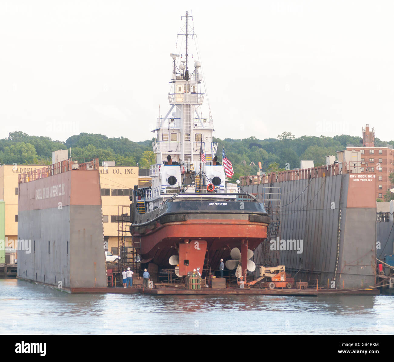 Un rimorchiatore a traino subisce le riparazioni presso il Caddell bacino di carenaggio e riparazioni sul Kill Van Kull su Staten Island a New York il giovedì, 30 giugno 2016. (© Richard B. Levine) Foto Stock