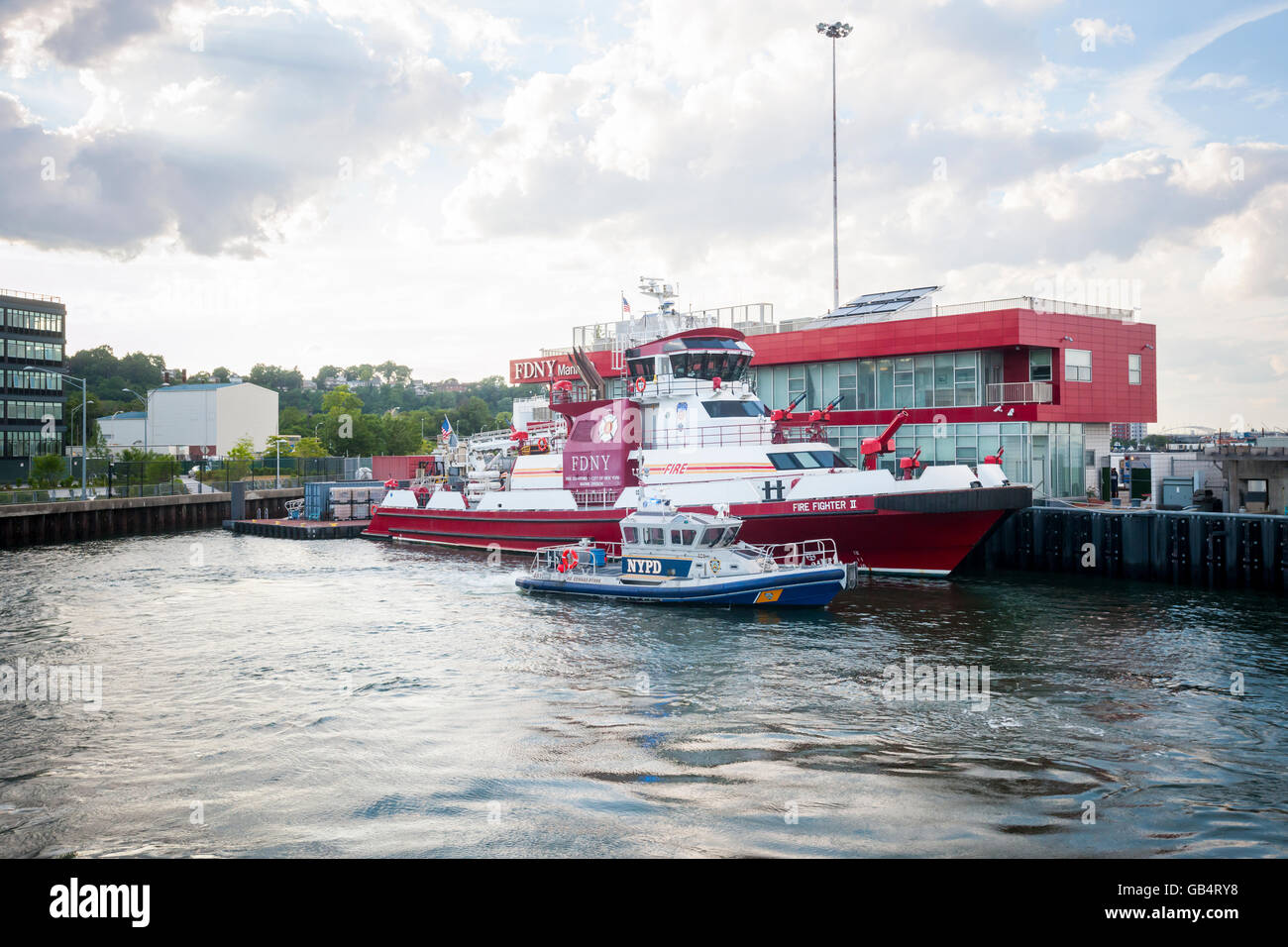 FDNY Marine Company 9 e NYPD barche in StatenIsland Homeport a New York il giovedì, 30 giugno 2016. (© Richard B. Levine) Foto Stock