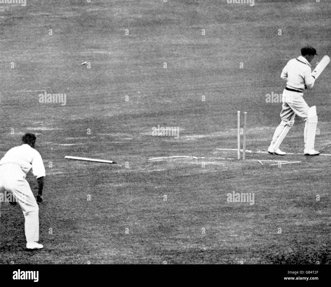 Cricket - The Ashes - Quarta prova - Inghilterra / Australia - terza giornata. Il Don Bradman dell'Australia (r) inizia la passeggiata di ritorno al padiglione dopo essere stato pulito bowled per 304 Foto Stock