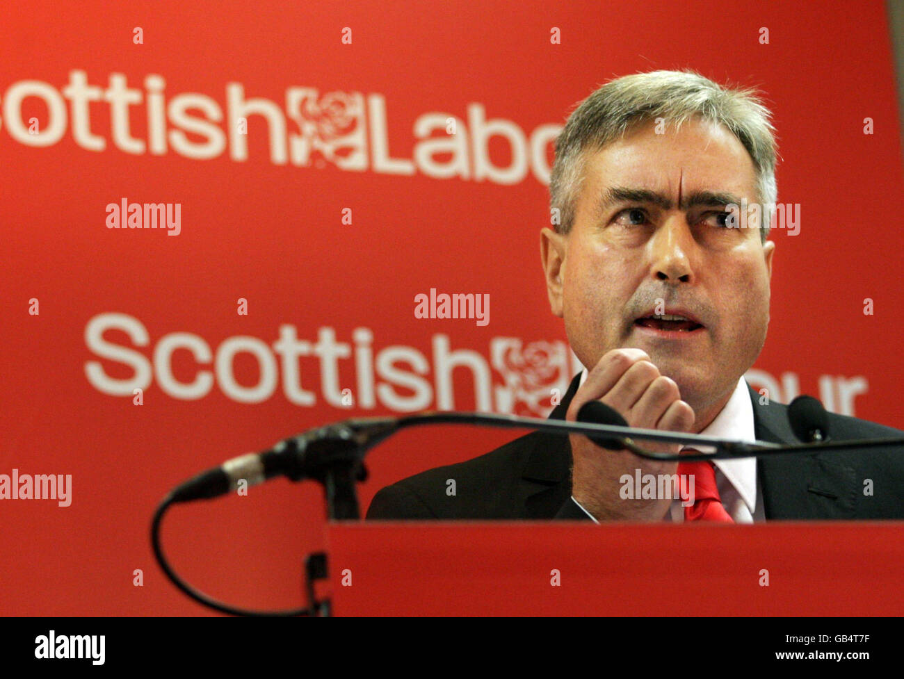 L'ex ministro Holyrood Iain Gray, eletto nuovo leader del partito laburista scozzese, interviene dopo il voto alla John Smith House di Glasgow. Foto Stock