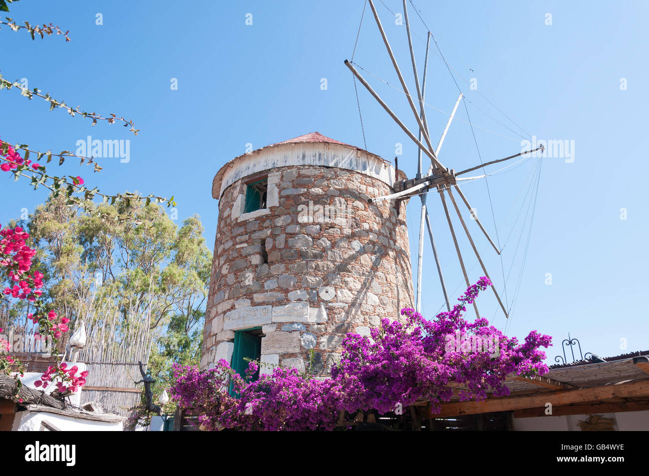 Vecchio mulino a vento a Milos Beach Bar, Lambie Kos (Cos), del Dodecaneso, Egeo Meridionale Regione, Grecia Foto Stock