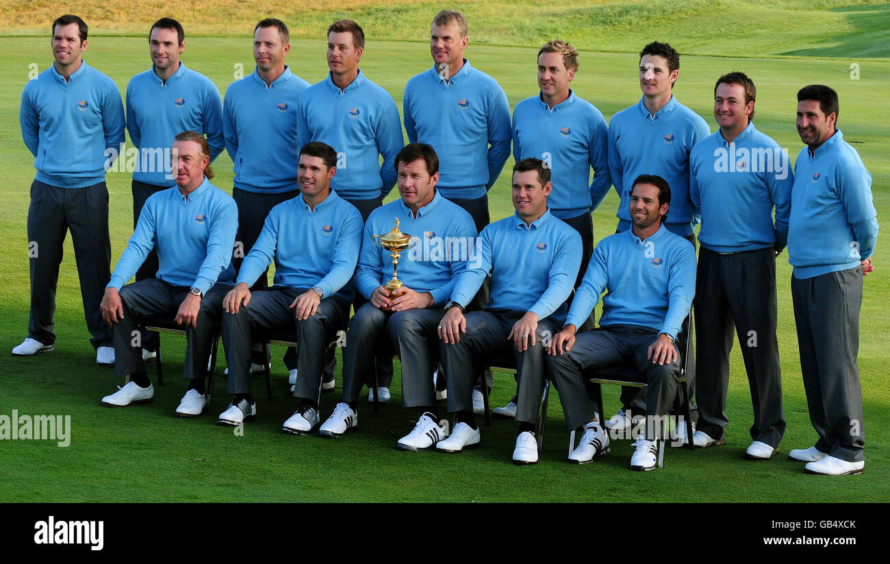 La squadra europea comprende (da sinistra a destra) Paul Casey, Oliver Wilson, soren Hansen, Henrik Stenson, Robert Karlsson, Ian Poulter, Justin Rose, Graeme McDowell, Jose Maria Olazabal, (prima fila) Miguel Angel Jimenez, Padraig Harrington, Nick Faldo, Lee Westwood e Sergio Garcia al Valhalla Golf Club, Louisville, USA. Foto Stock