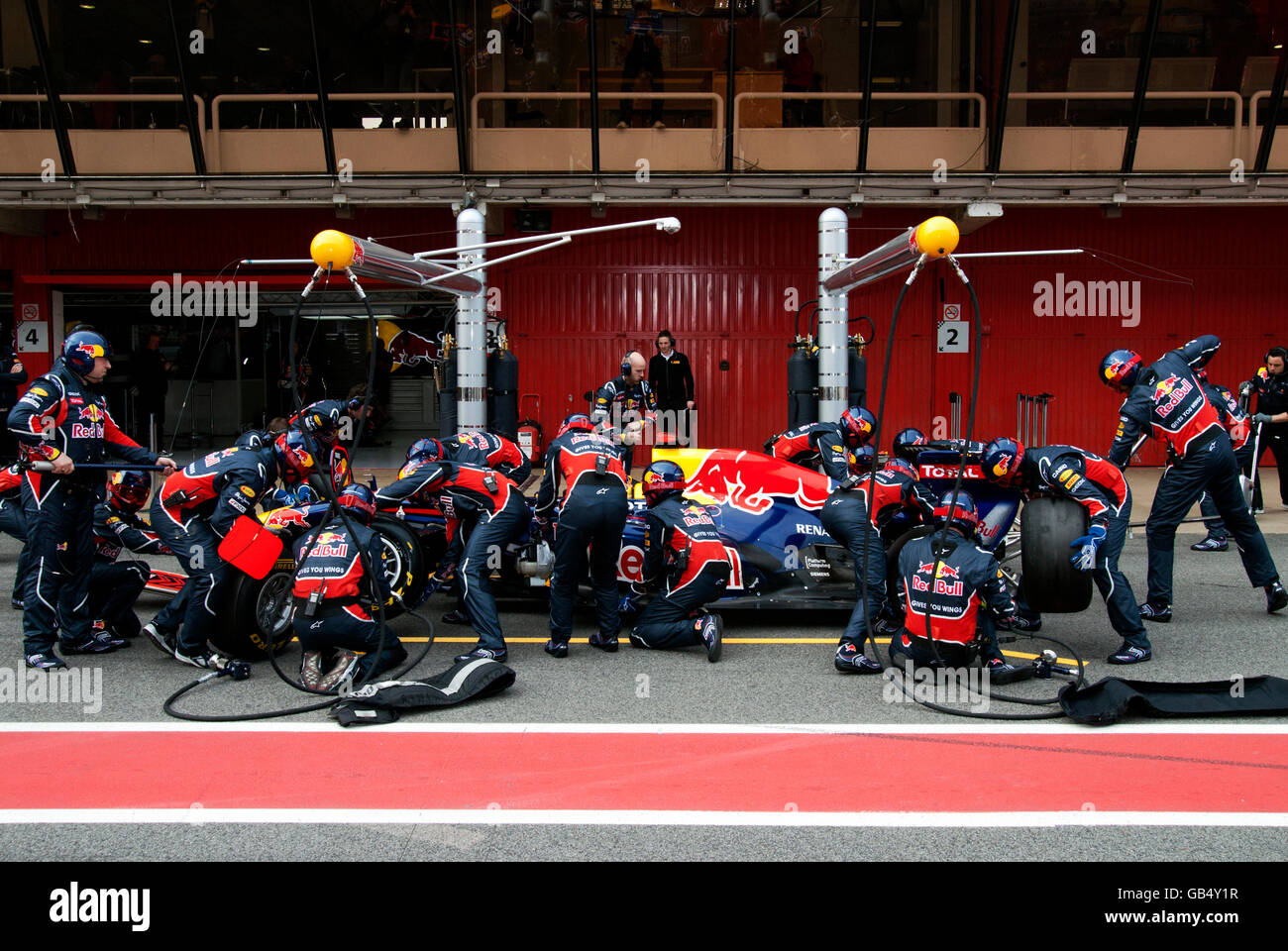 Pit-stop di Sebastian Vettel, Germania, nella sua Red Bull Racing-Renault RB7, Formula 1 i test sul Circuito de Catalunya race Foto Stock